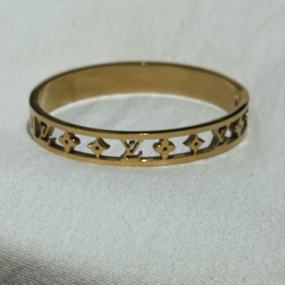 Gold Cutout Pattern Women's Bangle Bracelet